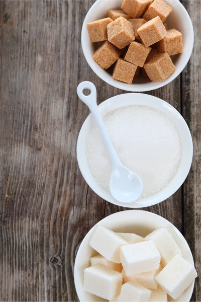 Різні види білого і коричневого цукру — стокове фото