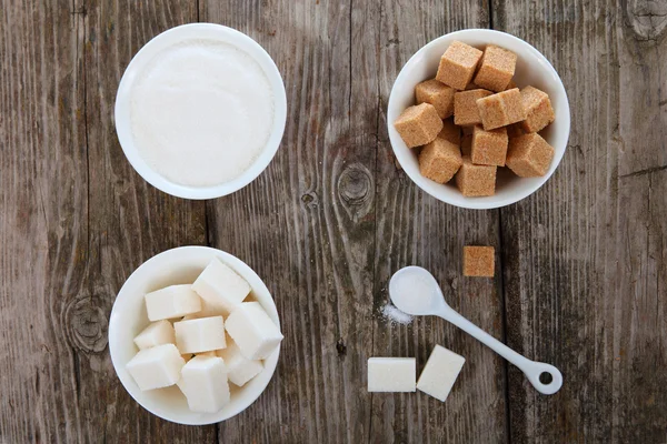 Различные виды белого и коричневого сахара — стоковое фото