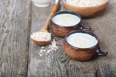 Eski ahşap masa üzerinde yulaf ezmesi