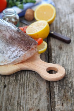 Kesme tahtasındaki çiğ balık 