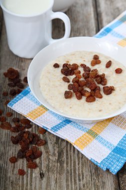 Üzümlü yulaf ezmesi