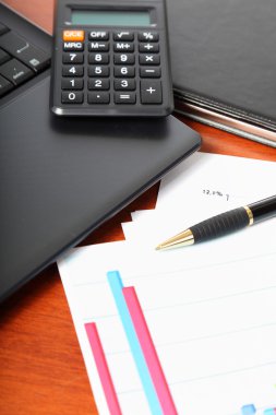 Hesap makinesi, dizüstü bilgisayar, tablet ve finansal belgeler