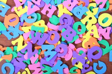 Ahşap bir masa üzerindeki harfler 