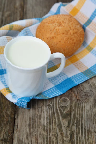 Milk and bun — Stock Photo, Image