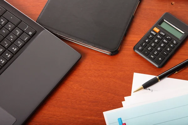 Calculatrice, ordinateur portable, tablette et documents financiers — Photo