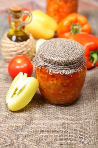 Conservas de verduras en el banco — Foto de Stock