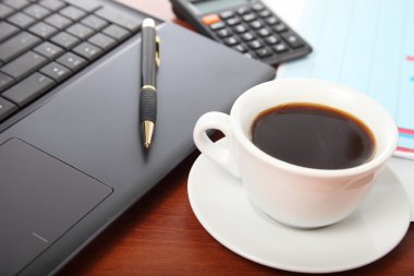 Hesap makinesi ve kahve finansal belgeler üzerinde 