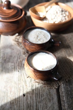 Eski ahşap masa üzerinde yulaf ezmesi