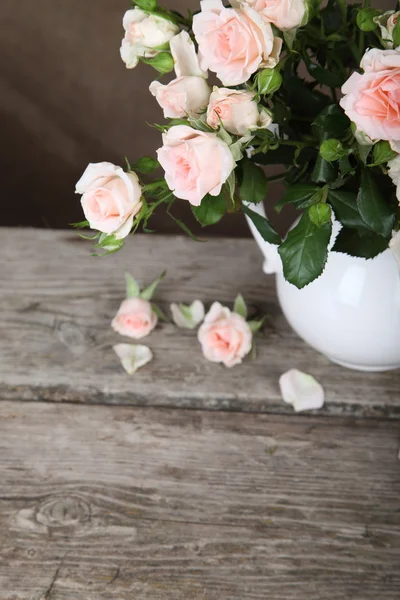 白い水差しの美しいピンクのバラ — ストック写真