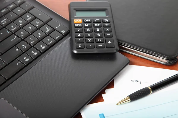Calculatrice, ordinateur portable, tablette et documents financiers — Photo