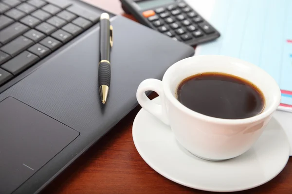 Calculadora e xícara de café sobre os documentos financeiros — Fotografia de Stock