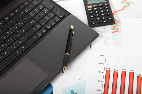 Rekenmachine, laptop, Tablet PC- en financiële documenten — Stockfoto