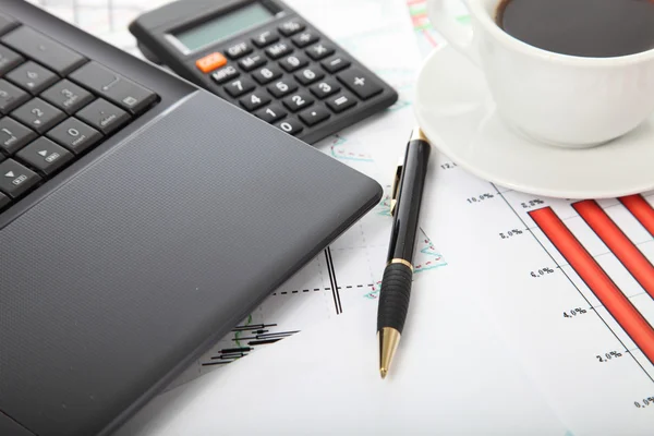 Calculadora y taza de café en los documentos financieros — Foto de Stock