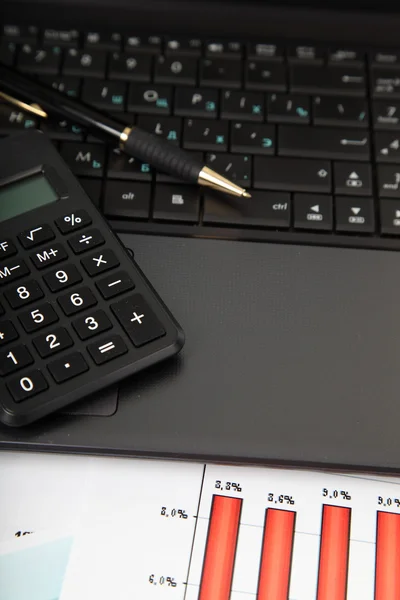 Taschenrechner, Laptop, Tablet und Finanzdokumente — Stockfoto
