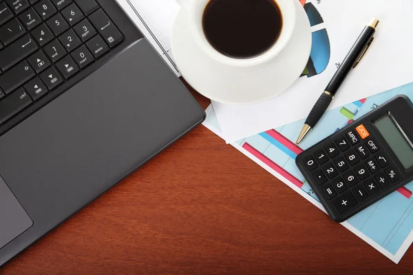 Laptop, Taschenrechner, Tasse Kaffee und zerknülltes Papier — Stockfoto