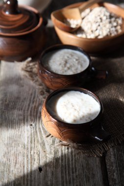 Eski ahşap masa üzerinde yulaf ezmesi