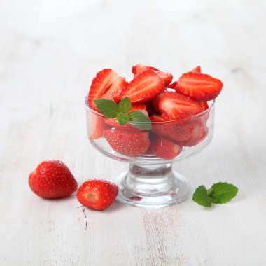 Olgun çilek ve nane 