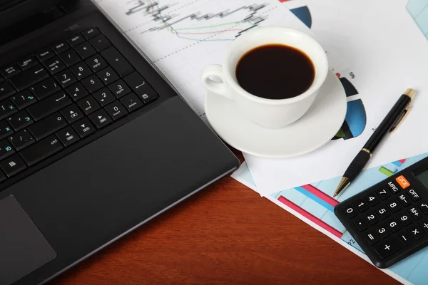 Laptop, Taschenrechner, Tasse Kaffee und zerknülltes Papier — Stockfoto