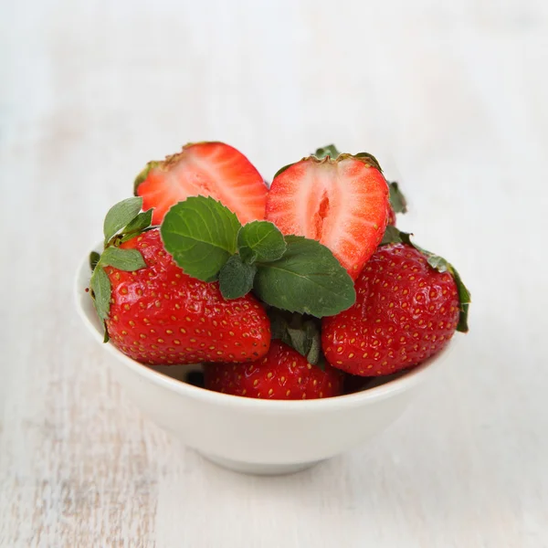 Fresas maduras y menta —  Fotos de Stock