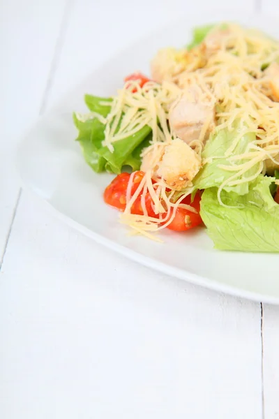 Salada Caesar em um prato branco — Fotografia de Stock