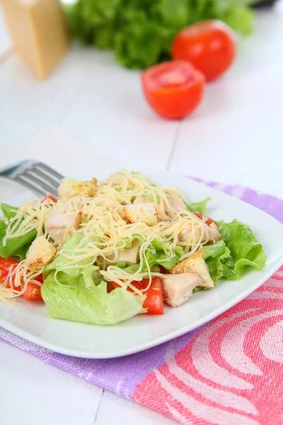 Salada Caesar em um prato branco — Fotografia de Stock