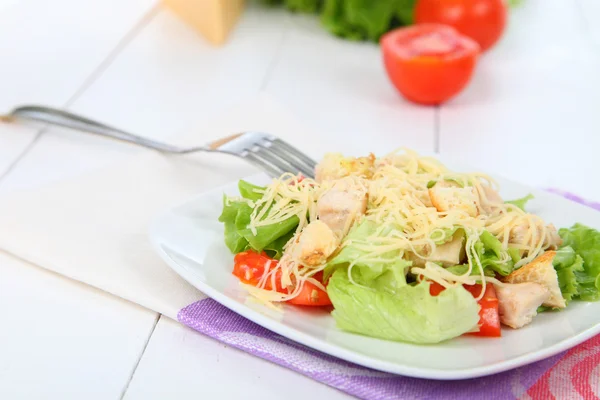 Salada Caesar em um prato branco — Fotografia de Stock