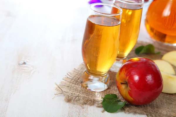 Apple juice and apples — Stock Photo, Image