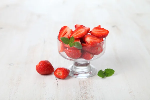 Rijpe aardbeien en munt — Stockfoto