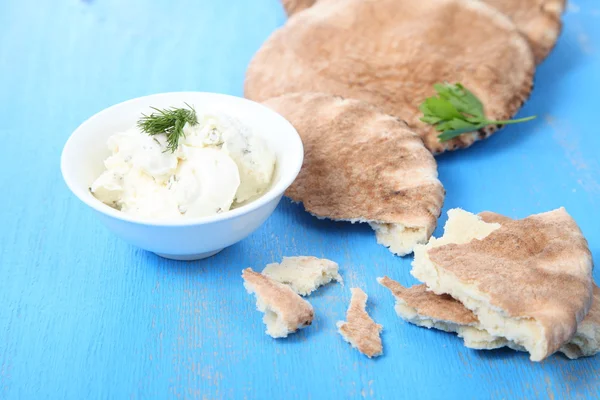 Fladenbrot und Weichkäse — Stockfoto