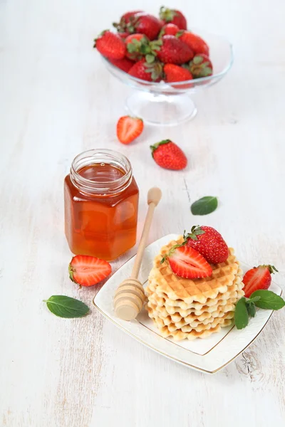 Банка мёда, спелые клубника и вафли — стоковое фото