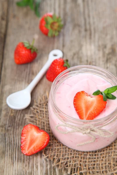 Erdbeerjoghurt und reife Kirschen — Stockfoto