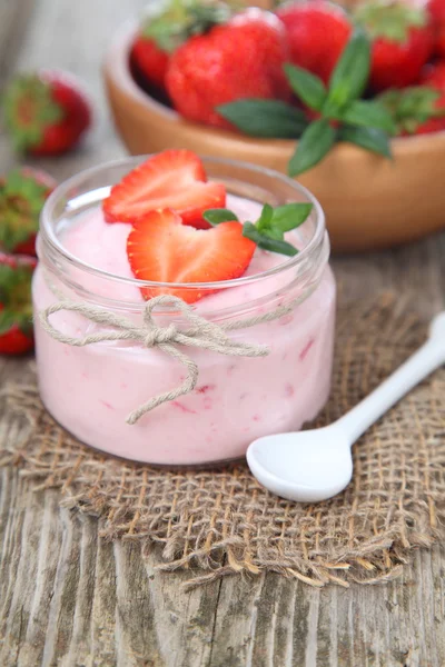 Yogur de fresa y cereza madura — Foto de Stock