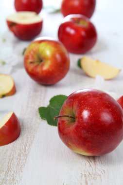 Elmalar ahşap masada.