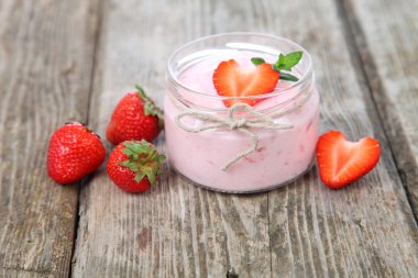 Çilekli yoğurt ve olgun çilek 