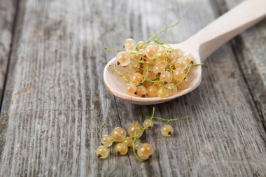 Olgun beyaz kuş üzümü 