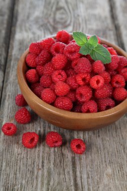 bir kase içinde olgunlaşmış ahududu 