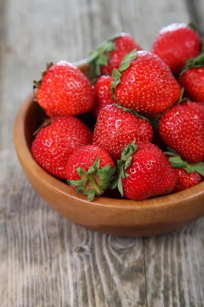 Fresas maduras en un tazón — Foto de Stock