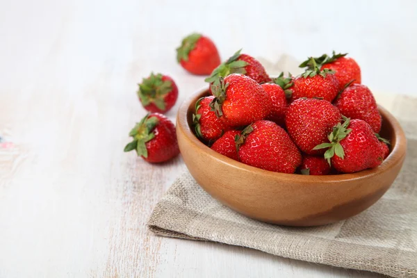 Fresas maduras en un tazón — Foto de Stock