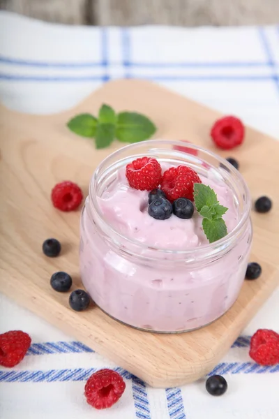 Jogurt a zralé borůvky a maliny — Stock fotografie