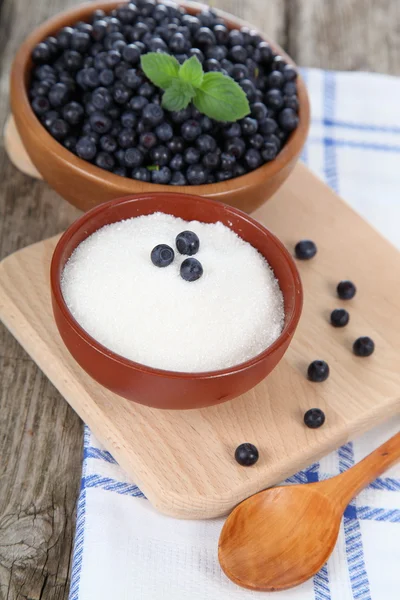 Bleuets dans un bol et sucre — Photo