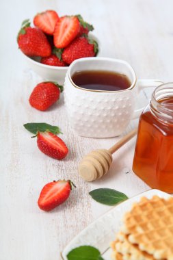 Çay ve olgun çilek 