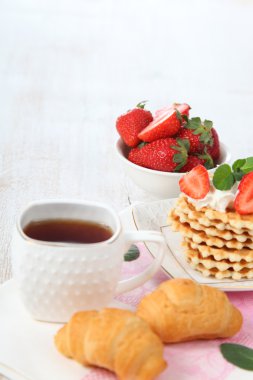 Çay ve olgun çilek 