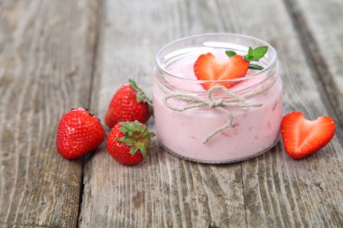Çilekli yoğurt ve olgun çilek 