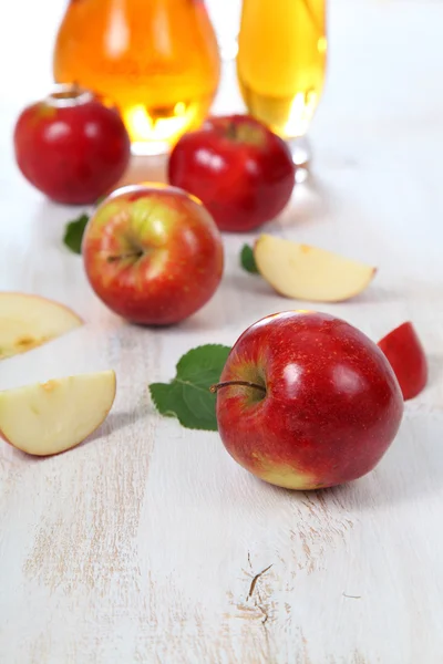 Zumo de manzana y manzanas —  Fotos de Stock