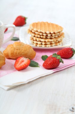 Waffle, nane ve olgun çilek