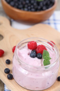 Yoğurt ve olgun yaban mersini ve ahududu 