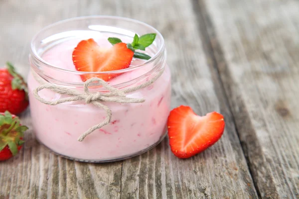 Erdbeerjoghurt und reife Erdbeere — Stockfoto