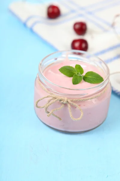 Cherry yogurt and ripe cherry — Stock Photo, Image