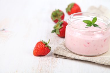 Çilekli yoğurt ve olgun çilek 