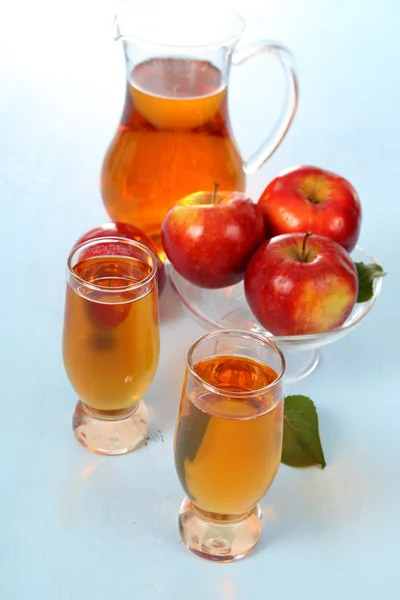 Яблучний сік і яблука — стокове фото